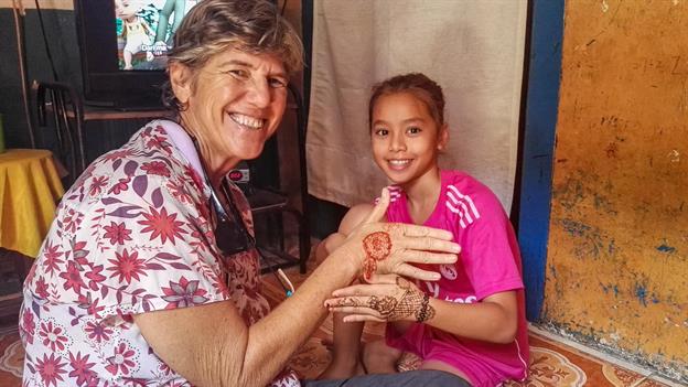 Anlässlich eines Spaziergangs durch die Stadt trafen wir unseren "Becak"-Fahrer "Bang Bang". Er lud uns zu sich nach Hause zu einem Café Latte ein. Eine seiner Töchter malte ein Henna-Tattoo auf Nathalies Hand.